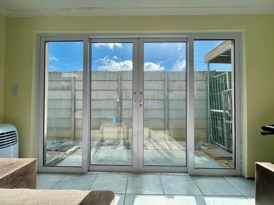 2 Bedroom Property for Sale in Pelican Park Western Cape